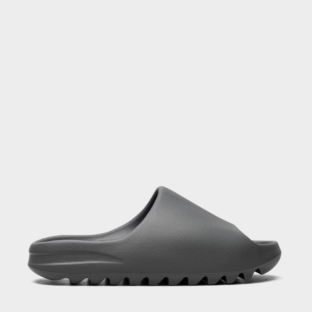 Yeezy Slide “Slate Grey” – Plug and Play